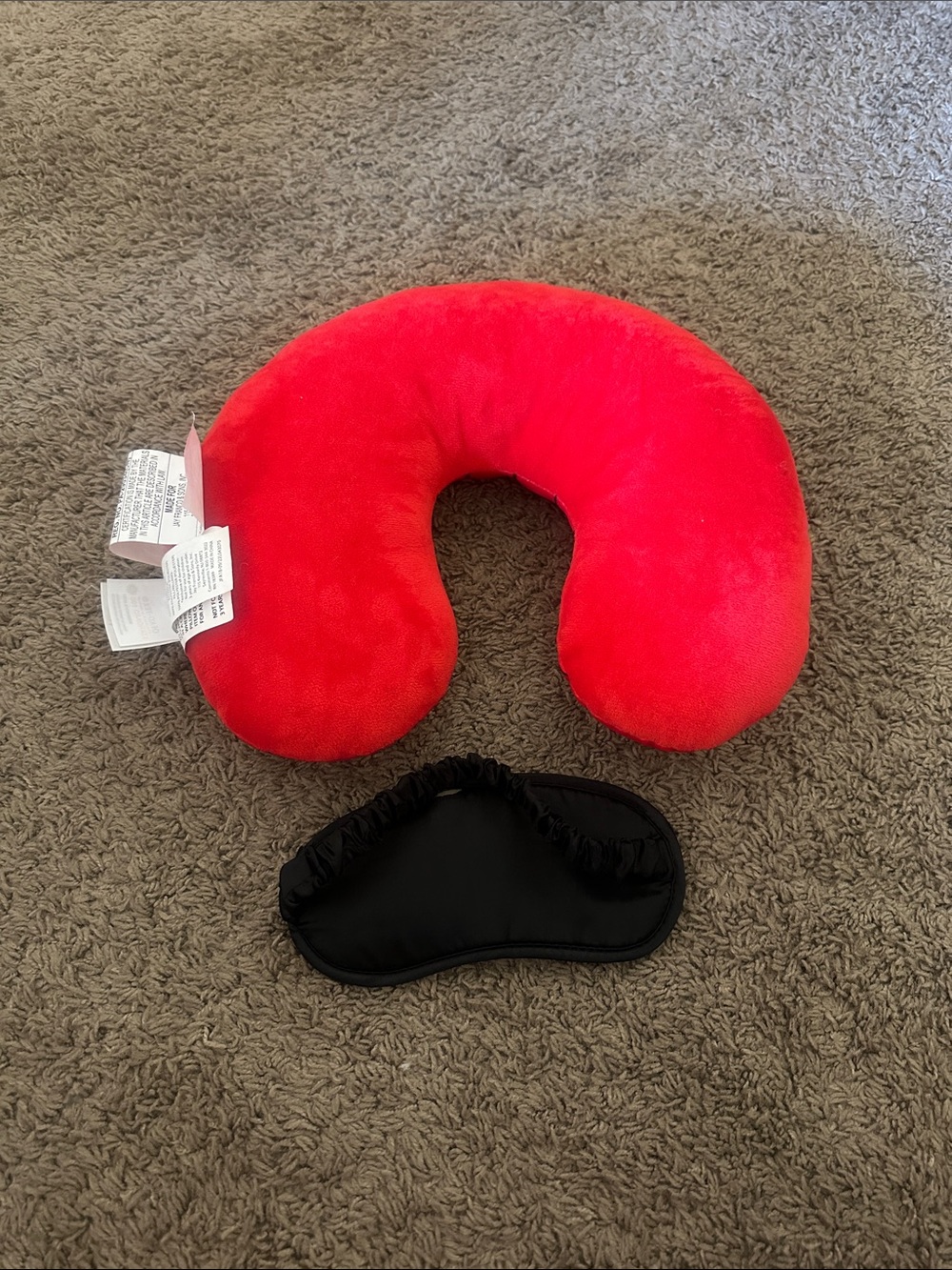 Red Spider Web Travel Neck Pillow & Eye Mask Set - Picture 2 of 2